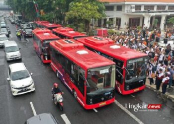 LALU LINTAS: Tampak sejumlah bus listrik berkonsep BTS beroperasi di Surabaya. (Antara/Lingkar.news)