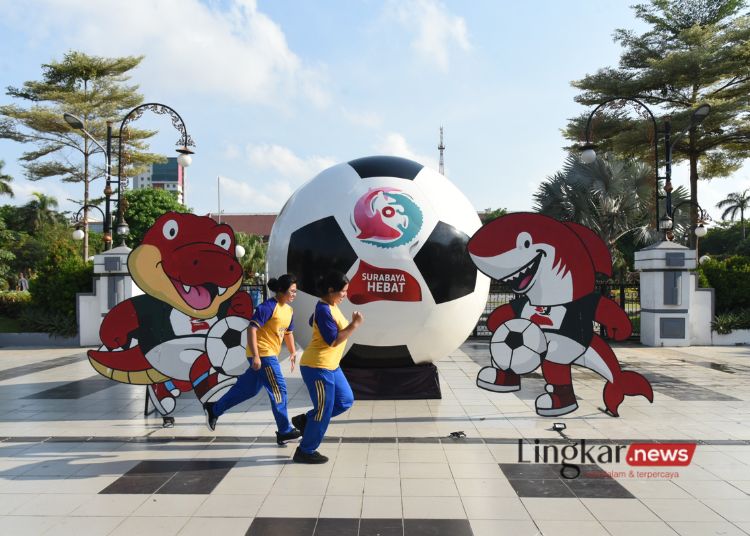 POTRET: Salah satu dekorasi menyambut perhelatan Piala Dunia U-17 di Kota Surabaya. (Dok. Humas Kominfo Pemprov Jatim/Lingkar.news)