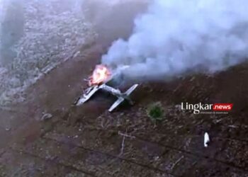 TANGKAPAN LAYAR - Pesawat tempur super tucano milik TNI AU yang jatuh sekitar pukul 11.18 WIB di kawasan Kabupaten Pasuruan, Jawa Timur pada Kamis, 16 November 2023. (Antara/Lingkar.news)