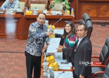 SIMBOLIS: Menteri Komunikasi dan Informatika Budi Arie Setiadi memberikan salinan pendapat akhir mini Pemerintah kepada Ketua Komisi I DPR RI Meutya Hafid untuk persetujuan naskah RUU ITE untuk dibawa ke pembicaraan tingkat dua dalam Rapat Paripurna DPR RI di Gedung Nusantara II, Jakarta Pusat pada Rabu, 22 November 2023. (Antara/Lingkar.news))