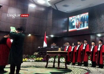 SIMBOLIS: Hakim Konstitusi Suhartoyo saat membacakan sumpah dalam pelantikan sebagai ketua Mahkamah Konstitusi periode 2023-2028 di Gedung MK, Jakarta pada Senin, 13 November 2023. (Antara/Lingkar.news)