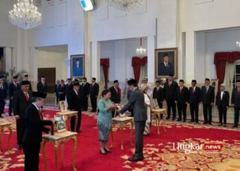 SIMBOLIS: Upacara penganugerahan gelar pahlawan nasional oleh Presiden RI Joko Widodo diselenggarakan di Istana Negara, Jakarta, pada Jumat, 10 November 2023. (Anta/Lingkar.news)