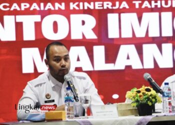 BERI KETERANGAN: Kepala Kantor Imigrasi Kelas I TPI Malang, Galih Priya Kartika, Perdhana menyampaikan laporan Capaian Kinerja Kantor Imigrasi Malang 2023, di Kota Malang, Kamis, 21 Desember 2023. (Antara/Lingkar.news)