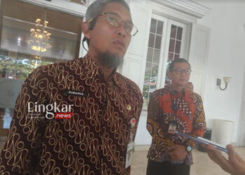 Sekda Provinsi Jateng Sumarno ditemui seusai menghadiri acara Konsinyering Pembahasan Rencana Sinergi BP Tapera dan TPAKD Jateng, di Kantor Otoritas Jasa Keuangan Jateng, Jumat, 15 Desember 2023. (Rizky Syahrul Al-Fath/Lingkar.news)