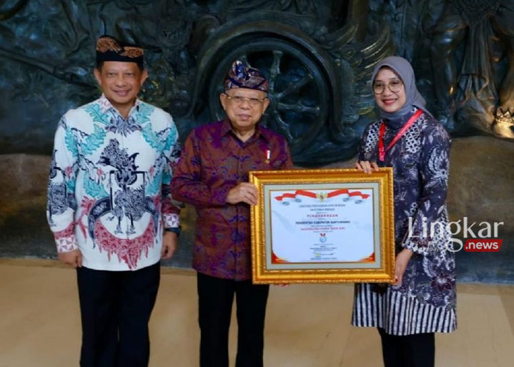 Wakil Presiden Ma'ruf Amin didampingi Menteri Dalam Negeri menyerahkan penghargaan SAKIP kepada Bupati Banyuwangi Ipuk Fiestiandani di acara RBXperience dan penyerahan Hasil Evaluasi RB, AKIP dan ZI, Kementerian PAN-RB, di Bali pada Selasa, 5 Desember 2023. (Antara/Lingkar.news)