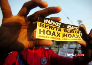 ILUSTRASI: Seseorang menunjukkan stiker edukasi terkait berita hoaks. (Antara/Lingkar.news)