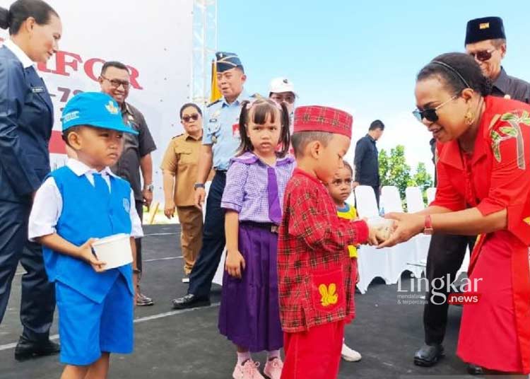 BAHAGIA: Anak-anak siswa PAUD/TK mendapat makanan sehat untuk cegah stunting diberikan Ketua TP PKK Biak Ruth Naomi Rumkabu. (Antara/Lingkar.news)