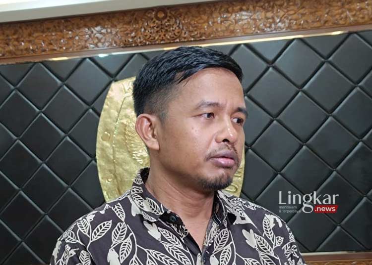 BERI KETERANGAN: Anggota KPU RI, Idham Kholik. (Antara/Lingkar.news)