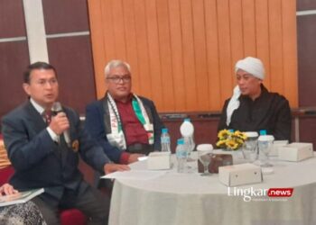 DEKLARASI: Dekan Fakultas Hukum UB, Prof Aan Eko Widianto (tengah), Ketua Pelaksana Dies Natalis ke-61 UB, Prof Sukir (kiri) dan penyanyi religi Opick (kanan) di sela Deklarasi advokasi dukungan kepada Palestina di kampus UB, Malang, Jawa Timur pada Selasa, 19 Desember 2023 (Antara/Lingkar.news)