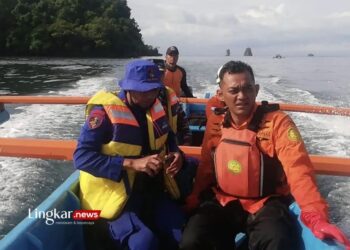 EVAKUASI: Jajaran SAR Magetan dalam proses mengevakuasi jenazah mahasiswa IPB yang ditemukan di Teluk Semut, perairan Pulau Sempu, Kecamatan Sumbermanjing Wetan, Kabupaten Malang pada Jumat, 29 Desember 2023. (Antara/Lingkar.news)