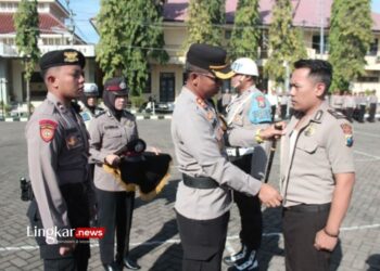 Terlibat Kasus Narkoba, Anggota Polres Situbondo Dipecat Tidak Hormat 14 SIMBOLIS: Kapolres Situbondo AKBP Dwi Sumrahadi Rakhmanto lucuti seragam dinas Brigadir AD di sela Upacara PTDH di halaman Mapolres Situbondo, Jatim, Senin, 11 Desember 2023. (Antara/Lingkar.news)