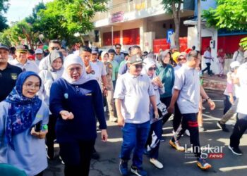 HUT ke-78 Jatim, Khofifah Jalan Sehat bareng Ribuan Warga Situbondo 13 JALAN SEHAT: Gubernur Jatim, Khofifah Indar Parawansa (kedua dari kiri), jalan sehat bersama warga Kabupaten Situbondo dalam rangka HUT ke-78 Jatim pada Sabtu, 16 Desember 2023. (Antara/Lingkar.news)