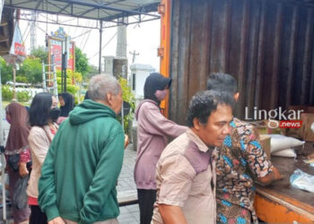 ILUSTRASI: Pasar murah di salah satu kantor kelurahan di Kota Solo, Jawa Tengah, beberapa waktu lalu. (Antara/Lingkar.news)