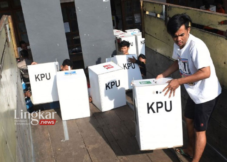 Pekerja memindahkan logistik Pemilu 2019 dari gudang Komisi Pemilihan Umum (KPU) Kabupaten Madiun ke atas bak truk sebelum didistribuskan di Kabupaten Madiun, Jawa Timur, Jumat, 12 April 2019. (Antara/Lingkar.news)