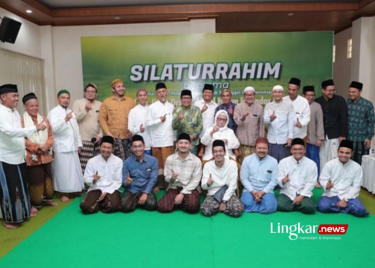 DEKLARASI: Pengurus Pondok Pesantren Lirboyo, Kediri, Jawa Timur menyampaikan dukungan kepada calon presiden dan calon wakil presiden nomor urut 1 Anies Baswedan dan Muhaimin Iskandar (AMIN). (Antara/Lingkar.news)