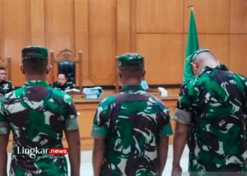 SIDANG: Majelis Hakim yang dipimpin oleh Kolonel Chk Rudy Dwi Prakamto saat membacakan putusan dalam kasus pembunuhan berencana kepada Imam Masykur di Pengadilan Militer II-08 Jakarta, Cakung, Jakarta Timur, Senin, 11 Desember 2023. (Antara/Lingkar.news)