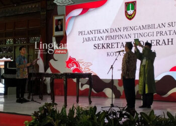 PELANTIKAN: Wali Kota Surakarta Gibran Rakabuming Raka melantik sekda baru di Pendapi Gede Balai Kota Surakarta, Jawa Tengah, Jumat, 1 Desember 2023. (Antara/Lingkar.news)