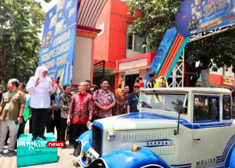 SIMBOLIS: Gubernur Jawa Timur Khofifah Indar Parawansa didampingi Kepala Dinas Pendidikan Jatim Aries Agung Paewai melepas Parade Kendaraan Konversi Listrik Karya Siswa SMK Negeri dan Swasta se-Jawa Timur, di SMK Negeri 6 Surabaya beberapa waktu lalu. (Antara, Lingkar.news)