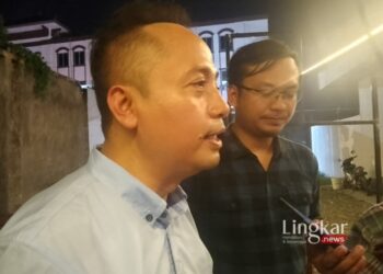 Bendahara TKD Jateng, Bambang Wijanarko (kiri) saat diwawancara usai kegiatan Temu Wakil Muda 02 Tim Kampanye Jawa Tengah di Kafe Borjuis, Jalan Pierre Tendean, Kota Semarang, Kamis, 18 Januari 2024 malam. (Rizky Syahrul Al-Fath/Lingkar.news)