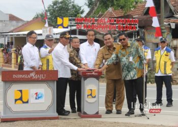 SIMBOLIS: Presiden Jokowi (ketiga dari kanan) didampingi Bupati Blora Arief Rohman (kedua dari kanan) secara simbolis meresmikan Jalan Blora-Grobogan pada Selasa, 23 Januari 2024. (Subekan/Lingkar.news)