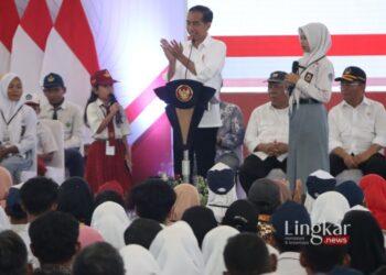 BERI APRESIASI: Presiden Jokowi memberikan apresiasi kepada salah satu siswi SMA dalam acara penyerahan bantuan PIP di GOR Mustika Blora pada Selasa, 24 Januari 2024. (Dok. Humas Pemkab Blora/Lingkar.news)