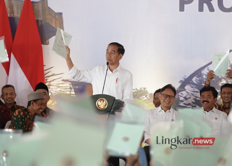 SIMBOLIS: Presiden RI, Joko Widodo, menghadiri acara penyerahan sertifikat tanah program PTSL di Kabupaten Grobogan pada Selasa, 23 Januari 2024. (Dok. Humas Kepresidenan RI/Lingkar.news)