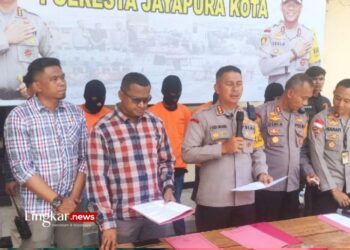 Kapolresta Jayapura Kota Kombes Victor Mackbon saat beri keterangan terkait penangkapan empat pelaku pengeroyokan kepada dua warga di kawasan Pasar Youtefa Abepura. (ANTARA/HO/Polresta Jayapura Kota)