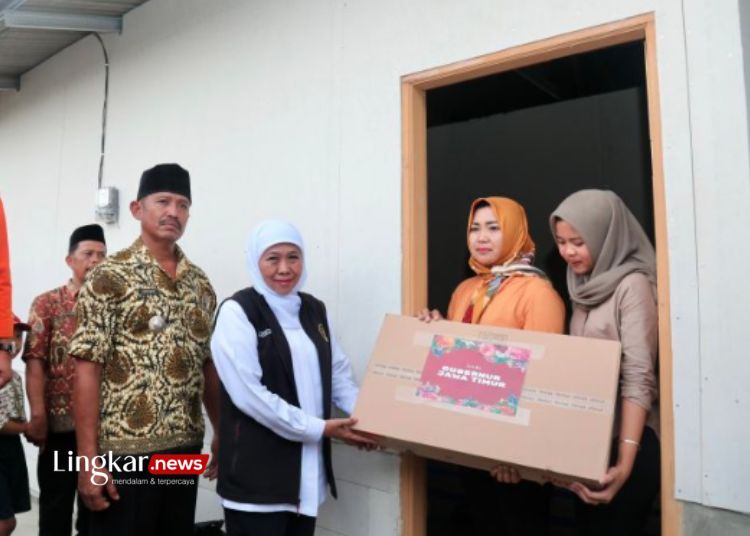 SIMBOLIS: Gubernur Jawa Timur Khofifah Indar Parawansa memberikan bantuan untuk warga yang tinggal di hunian sementara (huntara) wilayah Blitar. (Antara/Lingkar.news)