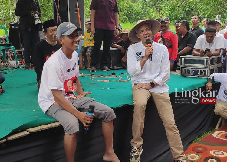 SERAP ASPIRASI: Calon Presiden (Capres) nomor urut 3, Ganjar Pranowo berdialog dengan warga petani di Desa Sulang, Kecamatan Sulang. (R.Teguh Wibowo/Lingkar.news)