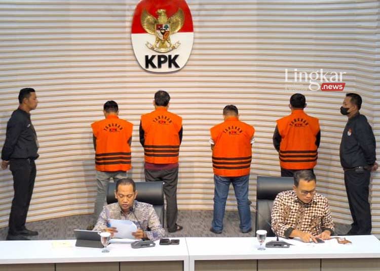 KONFERENSI PERS: KPK menghadirkan empat tersangka kasus dugaan korupsi suap pengadaan barang dan jasa di lingkup Pemerintah Kabupaten Labuhan Batu, Sumatera Utara, pada Jumat, 12 Januari 2024. (Antara/Lingkar.news)