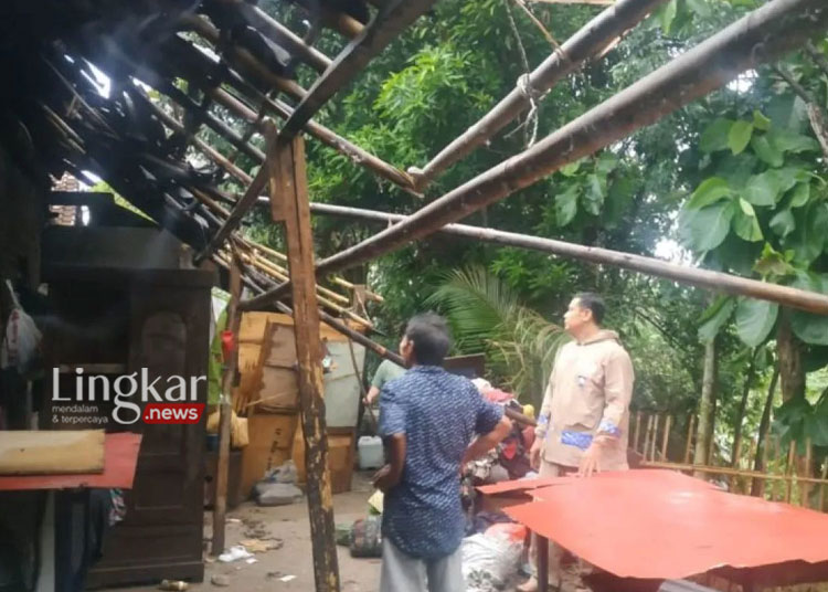 ROBOH: Dampak hujan lebat disertai angina kencang di wilayah Kabupaten Bantul, Daerah Istimewa Yogyakarta pada Rabu, 5 Januari 2024. (Antara/Lingkar.news)