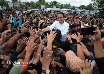 MENYAPA WARGA: Calon presiden nomor urut 1 Pilpres 2024, Anies Baswedan, saat berkunjung ke Kendari, Sulawesi Tenggara, Selasa, 9 Januari 2024. (Antara/Lingkar.news)