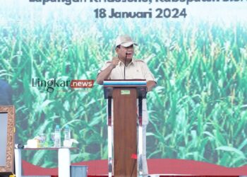Menteri Pertahanan Prabowo Subianto memberikan sambutan saat kunjungan di Blora pada Kamis, 18 Januari 2024. (Hanafi/Lingkar.news)