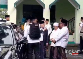 DISAMBUT: Wakil Presiden Ma'ruf Amin saat berkunjung ke Ponpes Maslakul Huda Pati, Sabtu, 27 Januari 2024. (Arif Febriyanto/Lingkar.news)