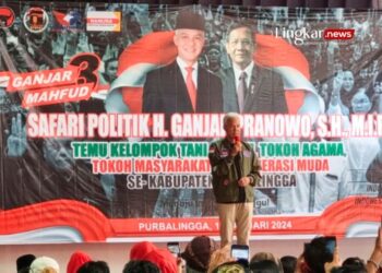 KAMPANYE: Calon Presiden nomor urut 03 Ganjar Pranowo berpidato dalam kegiatan Temu Kelompok Tani, UMKM, Tokoh Agama, dan Tokoh Masyarakat di Purbalingga, Jawa Tengah, Senin, 15 Januari 2024. (Antara/Lingkar.news)