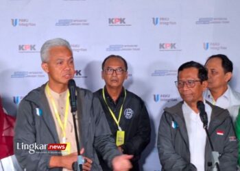BERI KETERANGAN: Calon Presiden-Calon Wakil Presiden Nomor Urut 3 Ganjar Pranowo-Mahfud Md berikan keterangan usai hadir dalam acara Penguatan Antikorupsi bagi Penyelenggara Negara Berintegritas (Paku Integritas) di Gedung Joeang KPK, Jakarta Selatan, Rabu, 17 Januari 2024 malam. (Antara/Lingkar.news)