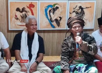 Calon presiden nomor urut 3, Ganjar Pranowo (kiri) saat berdiskusi dengan pengasuh ponpes Gus Paox Iben Mudhaffar di Pesantren dan Rumah Kebudayaan Wongsorogo di Desa Sidorejo, Kecamatan Brangsong, Kabupaten Kendal, Jawa Tengah, Selasa, 23 Januari 2024. (Antara/Lingkar.news)