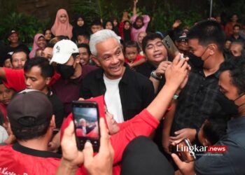 SWAFOTO BERSAMA WARGA: Calon presiden nomor urut 3 Ganjar Pranowo (tengah) usai berdialog dengan warga Desa Watuagung di Banyumas, Jawa Tengah, Selasa, 9 Januari 2024. (Antara/Lingkar.news)
