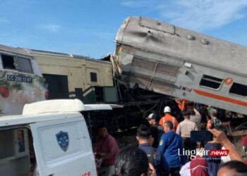 KECELAKAAN: Kondisi kecelakaan adu banteng antara Kereta Api (KA) Turangga dengan KA Lokal Bandung di jalur petak Stasiun Cicalengka Kecamatan Cicalengka, Kabupaten Bandung, Jawa Barat, Jumat, 5 Januari 2024. (Antara/Lingkar.news)