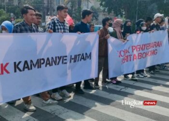 DEMO: Forum Mahasiswa Jawa Timur saat melakukan aksi di depan kampus Universitas Airlangga Surabaya untuk menolak adanya kampanye hitam penyebaran hoaks, Jumat, 12 Januari 2024. (Antara/Lingkar.news)
