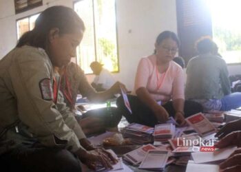 MELIPAT: Ratusan tenaga dikerahkan KPU Kabupaten Jayapura untuk melipat surat suara Pilpres dan DPD RI di Gudang KPU Kabupaten Jayapura, Puspenka Hawai, Sentani yang berlangsung selama 11-12Januari 2024. (Antara/Lingkar.news)