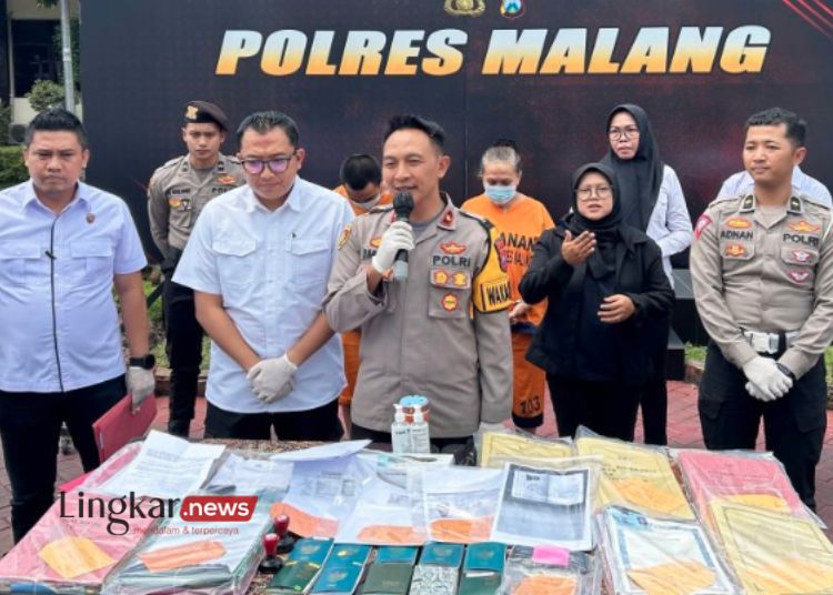 KONFERENSI PERS: Wakapolres Malang Kompol Imam Mustolih (tengah) memimpin jumpa pers terkait kasus dugaan Tindak Pidana Perdagangan Orang (TPPO) di Mapolres Malang, Kepanjen, Jawa Timur, Selasa, 9 Januari 2024. (Antara/Lingkar.news)