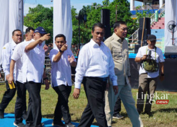 Menteri Pertanian RI, Andi Amran Sulaiman (depan) saat kunjungan ke Blora pada Kamis, 18 Januari 2024. (Hanafi/Lingkar.news)