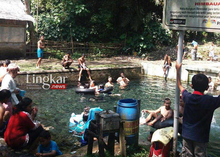 Sejumlah warga berendam di kolam petilasan Kasultanan Keraton Pajang di Sendang Senjoyo, Desa Tegalwaton, Kecamatan Tengaran, Kabupaten Semarang, belum lama ini. (Angga Rosa/Lingkar.news)