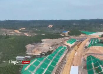 FOTO UDARA: Progres pembangunan Jalan Tol IKN Nusantara Seksi 5A oleh Kementerian PUPR. (Antara/Lingkar.news)