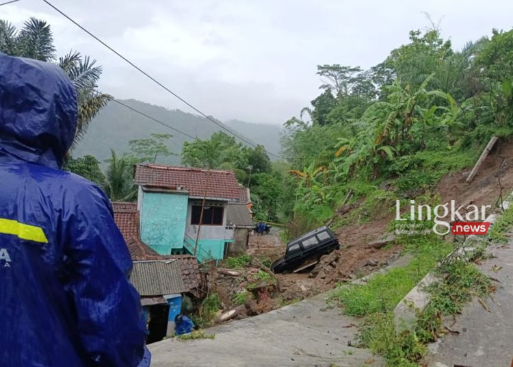 Rumah warga di Gerbosari, Kabupaten Kulon Progo, terancam bangket yang longsor, Kamis, 4 Januari 2024. (Antara/Lingkar.news)