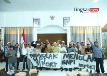 Pj Bupati Lumajang Indah Wahyuni menemui perwakilan Asosiasi Pedagang Sapi Lumajang dalam pertemuan di Gedung PKK kabupaten setempat pada Senin, 22 Januari 2024. (Antara/Lingkar.news)