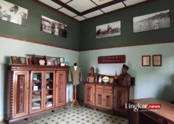 TEMPAT BERSEJARAH: Ruang tamu di Museum Gatot Subroto yang berisi koleksi patung dan foto Jenderal Gatot Subroto. (Hesty Imaniar/Lingkar.news)