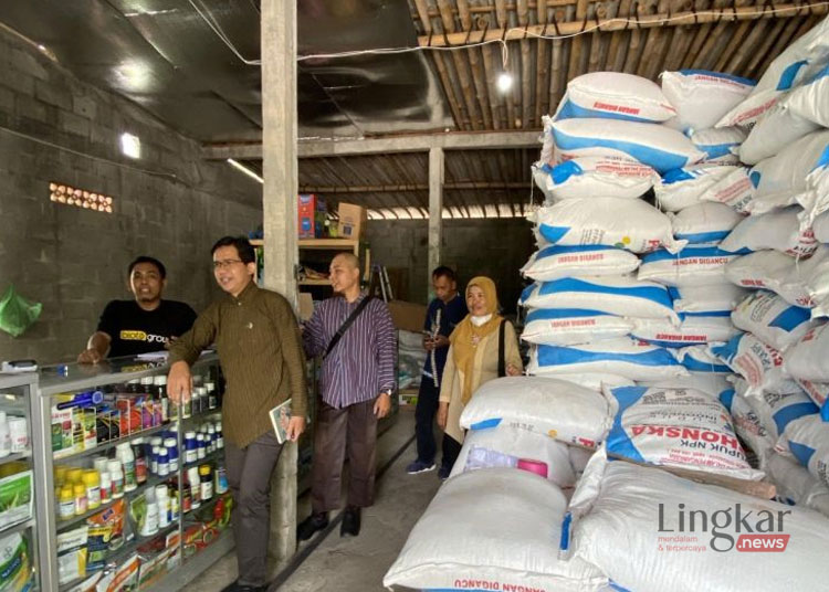 Petugas melakukan pemantauan ketersediaan pupuk bersubsidi di tingkat kios pupuk lengkap di Kulon Progo. (Antara/Lingkar.news)