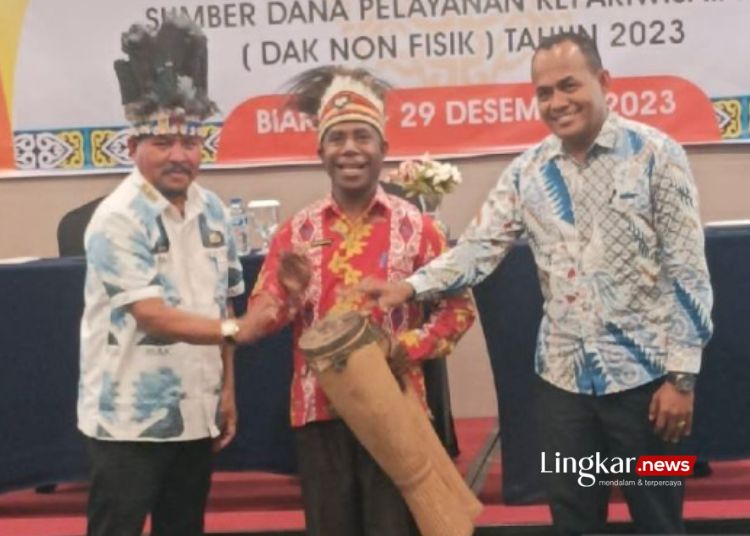 Pelaksana Harian Sekretaris Daerah Biak Numfor, Semuel Rumaikeuw (tengah). (Antara/Lingkar.news)